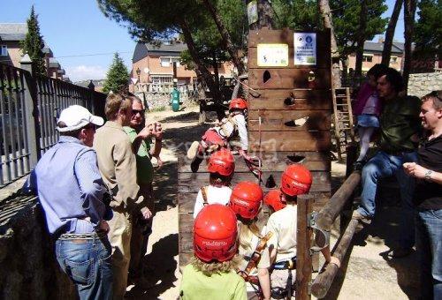 Pequeños aventureros en tirolinas de torrelodones
